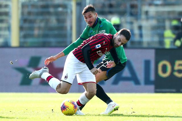 文班亚马观战巴黎4比2曼城 获赠印马刺字样球衣